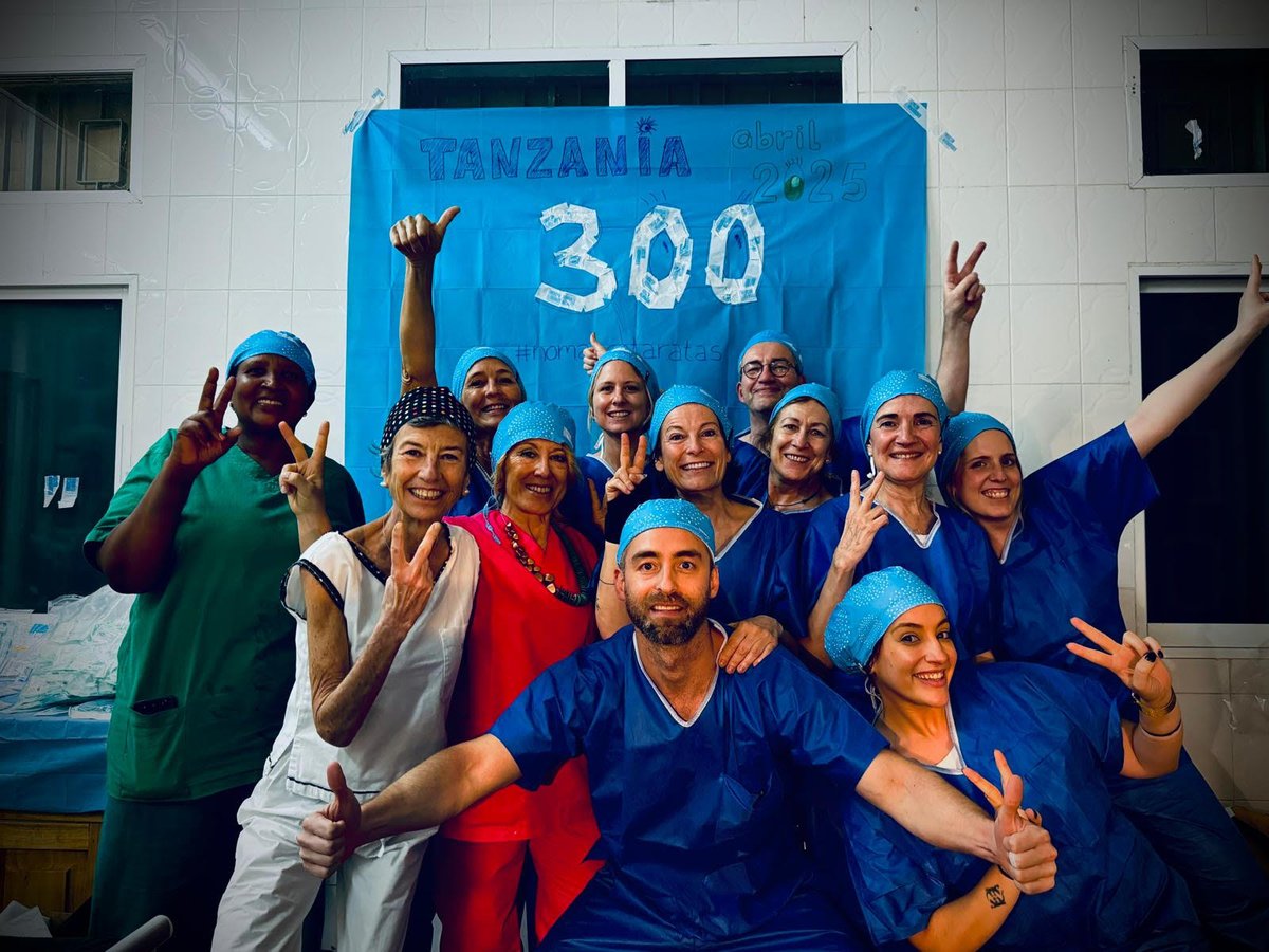 Dr. Aqueveque Bull junto a colega y paciente recuperado de catarata en misión África