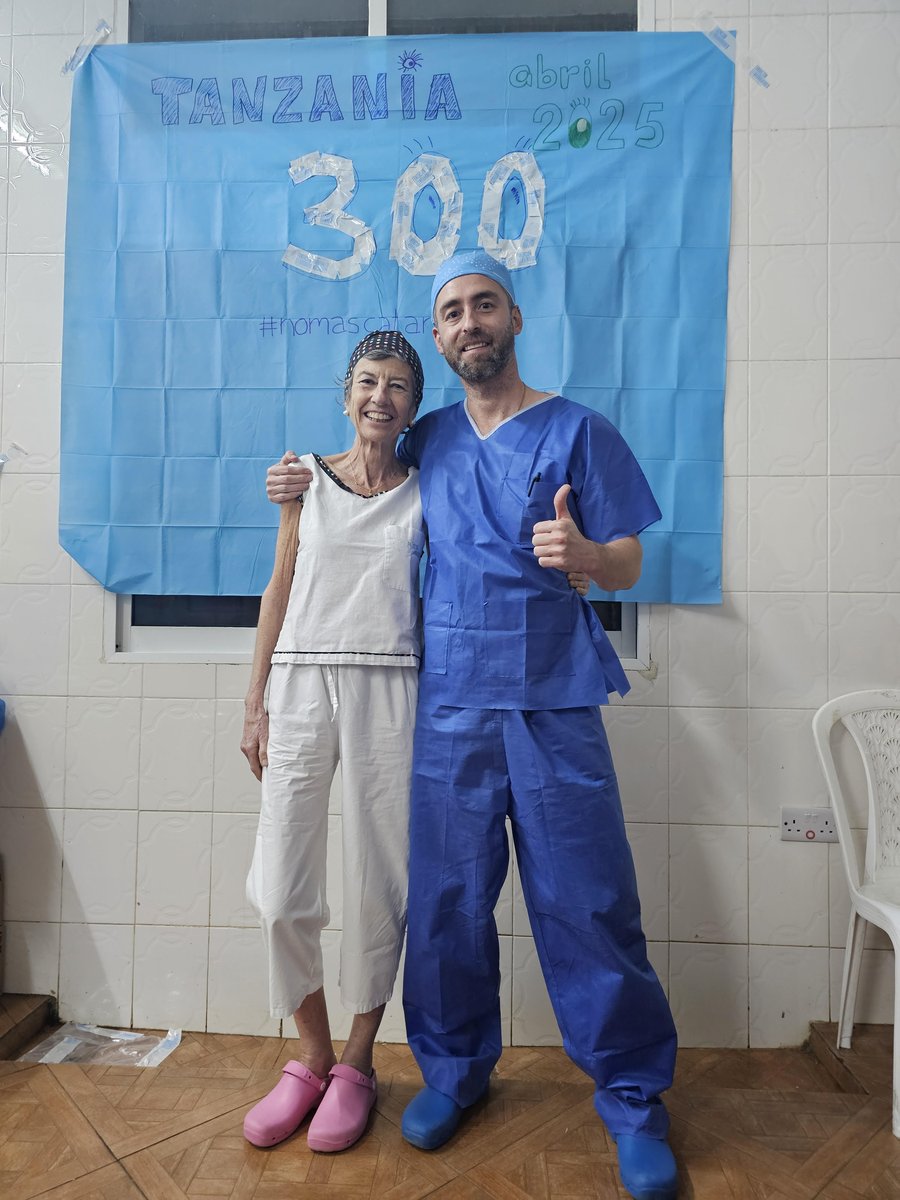 Dr. Aqueveque Bull realizando cirugía de retina en misión humanitaria África