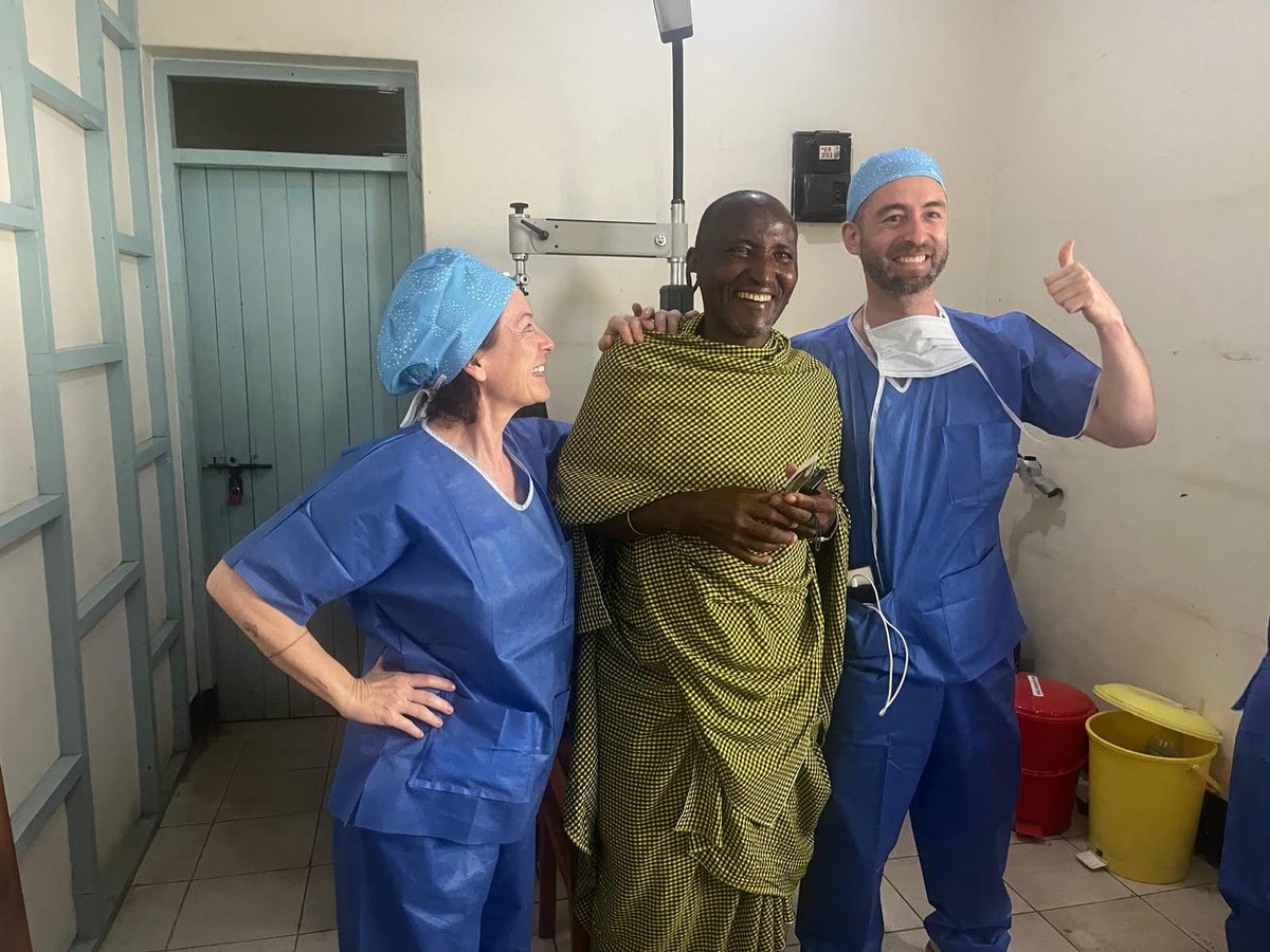 Dr. Aqueveque Bull con comunidad local durante misión humanitaria en África