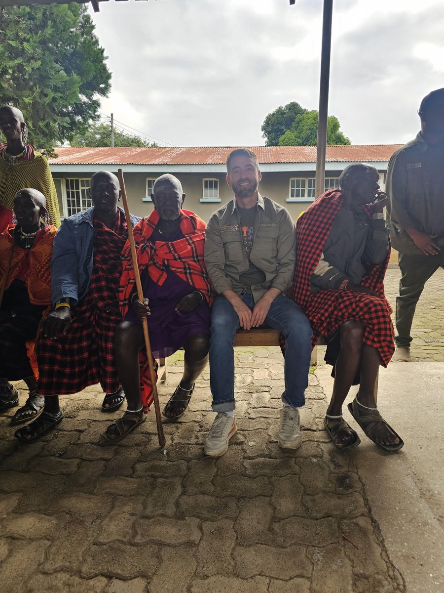 Dr. Aqueveque Bull con paciente recuperado tras cirugía de catarata en Tanzania